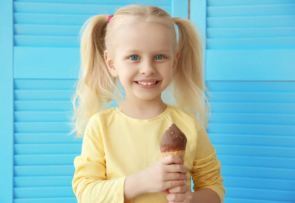 可爱的女孩吃冰淇淋 — 图库照片
