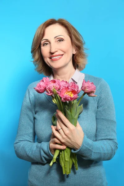 Mulher Sênior Feliz Com Buquê Flores Fundo Cor — Fotografia de Stock