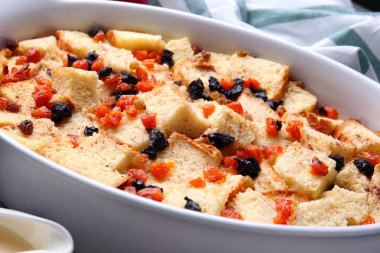 Taze pişmiş ekmek pudding 