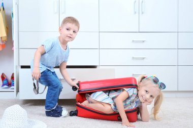 dolabın içinde oynayan çocuklar