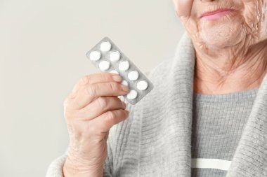 Yaşlı kadın ile hapları 