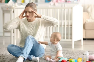 Şirin Bebek olan depresif kadın 