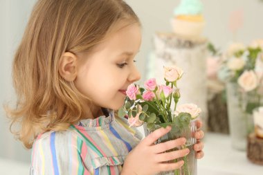 Şirin küçük kız. 