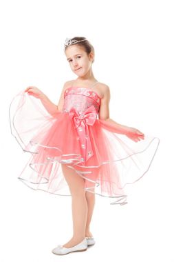 Beyaz arka plan üzerinde şirin küçük dansçı