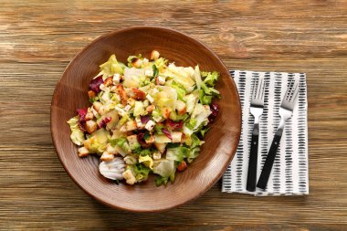 Tavuk salatalı tabak.