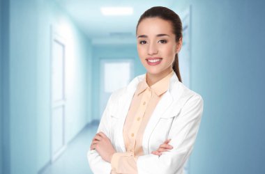 Doktor bulanık hastane zemin üzerine