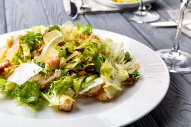 Tavuk salatalı tabak.