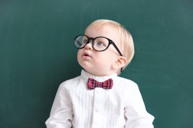 Şirin küçük çocuk. 