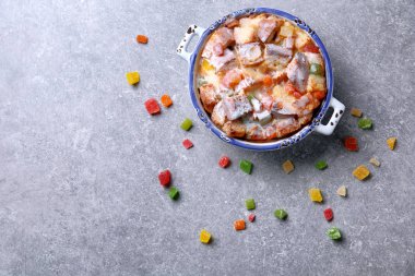 Taze pişmiş ekmek pudding 