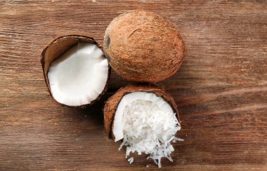 İçinde deniz hayvanı kabuğu rendelenmiş hindistan cevizi  