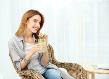 Limonata ile güzel genç kadın 