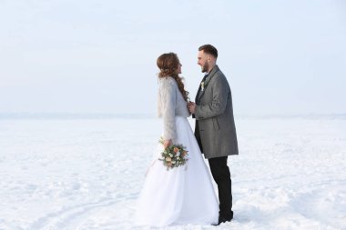 mutlu evlilik çift açık havada  