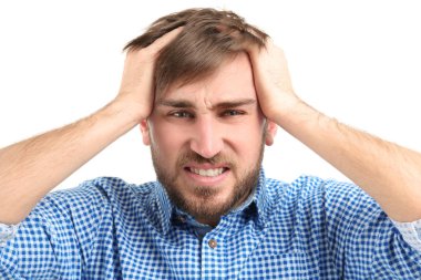 Genç adam baş ağrısı çekiyor.  