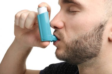 astım inhaler kullanan adam