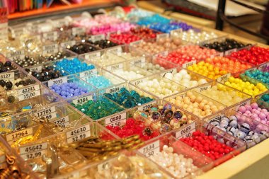 Boncuk kutularında Shop ürün yelpazesine