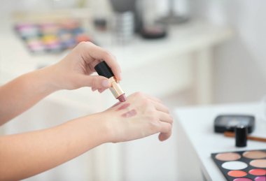 iş yerinde profesyonel makyaj sanatçısı