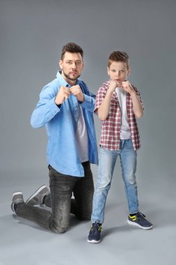 Baba oğul eğleniyor. 