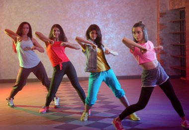 Stüdyoda genç hip-hop dansçıları grubu