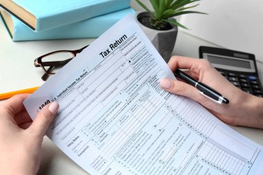 Gelir vergisi formu tutan kadın