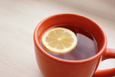 Limonlu sıcak çay. 