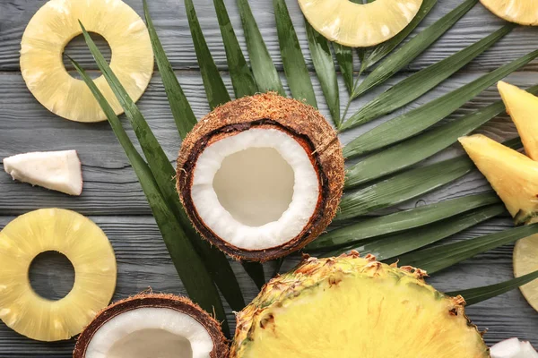 Ananas och kokos på bord — Stockfoto