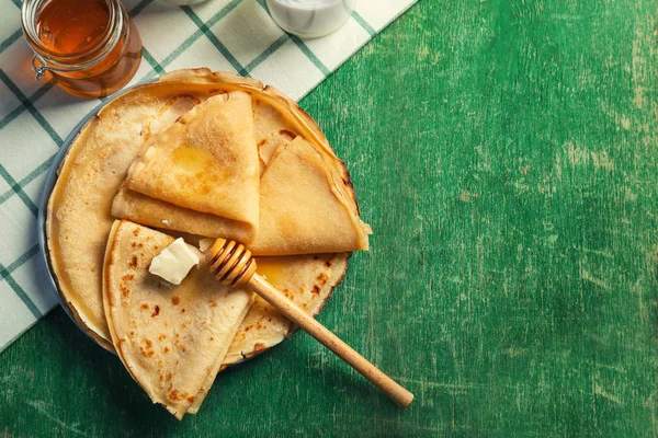 Plaat met heerlijke pannenkoeken — Stockfoto