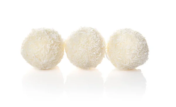 Caramelos de coco sobre blanco — Foto de Stock