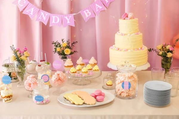 Mesa con diferentes dulces — Foto de Stock