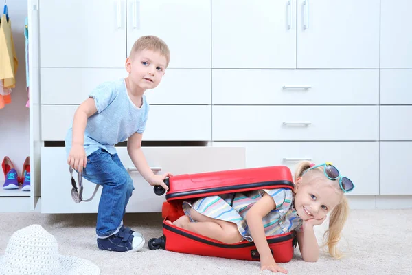 Niños jugando en el armario — Foto de Stock