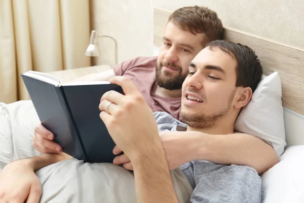 Homo paar liggend op bed — Stockfoto