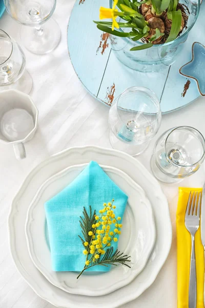 Apparecchiatura della tavola con decorazione floreale su tovaglia bianca — Foto Stock