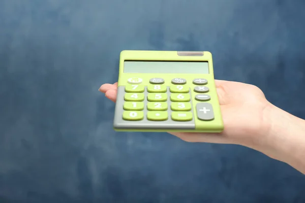 Calcolatrice mano femminile — Foto Stock