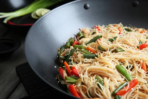 Fideos de arroz con verduras —  Fotos de Stock