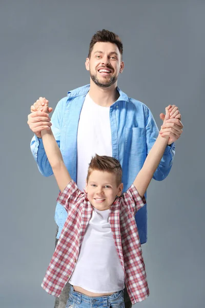 Vader en zoon hebben plezier — Stockfoto