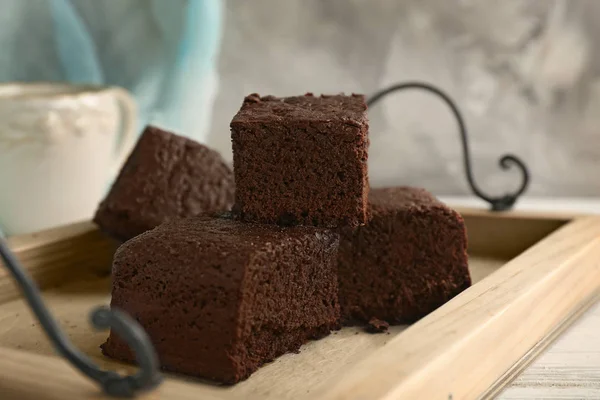 Wooden tray with pieces of chocolate cake — Stock Photo, Image