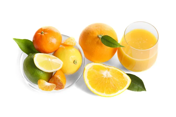 Suco e tigela com frutas cítricas — Fotografia de Stock