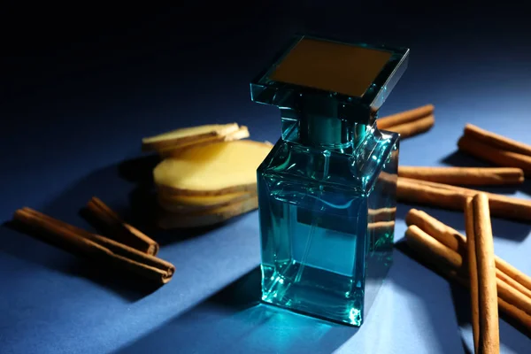 Composición con perfume masculino moderno —  Fotos de Stock