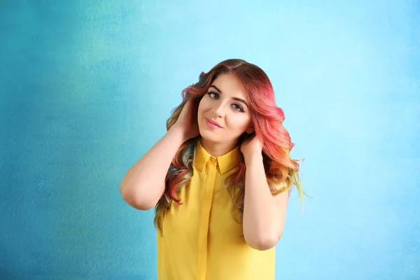 Mujer con el pelo teñido — Foto de Stock