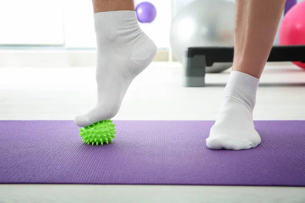 Los pies del hombre haciendo ejercicios —  Fotos de Stock