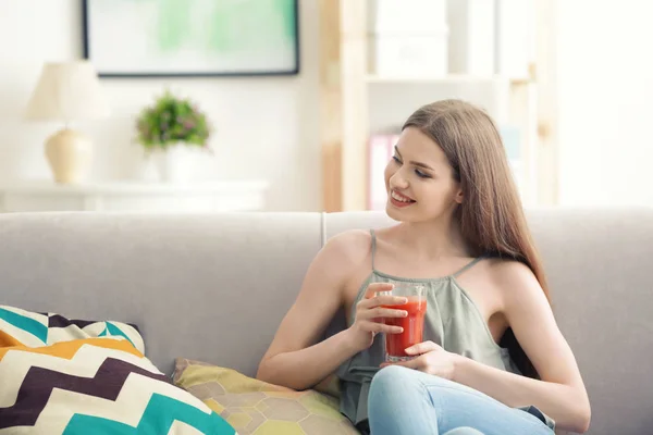 Mujer joven degustación de jugo — Foto de Stock