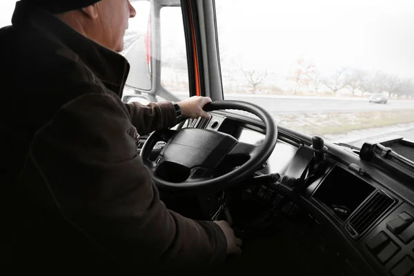 Hombre mayor conduciendo camión moderno grande — Foto de Stock