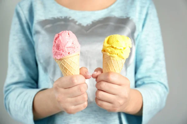 Woman holding ice-cream cones — Stock Photo, Image