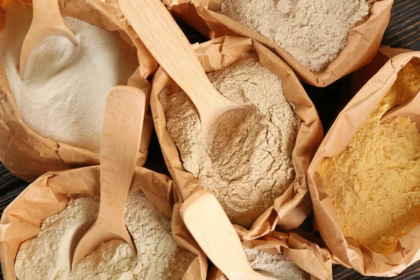Påsar med olika typer av mjöl — Stockfoto