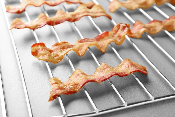 Grelha com tiras de bacon frito — Fotografia de Stock