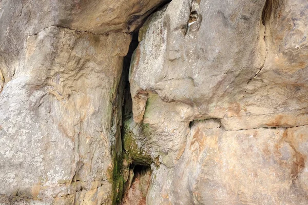 Szczeliny w duże skały, zbliżenie — Zdjęcie stockowe