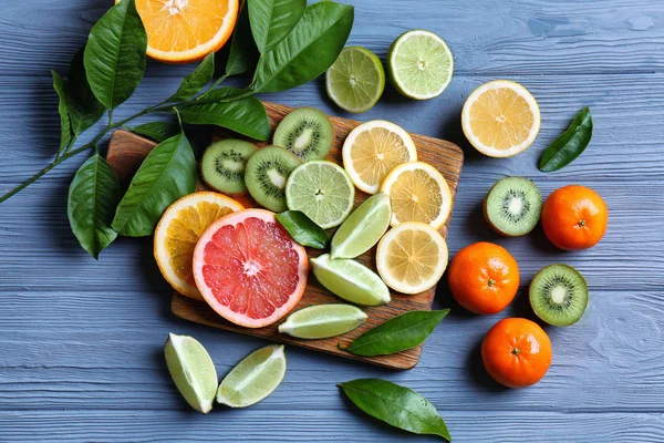 Beautiful composition of tropical fruits — Stock Photo, Image