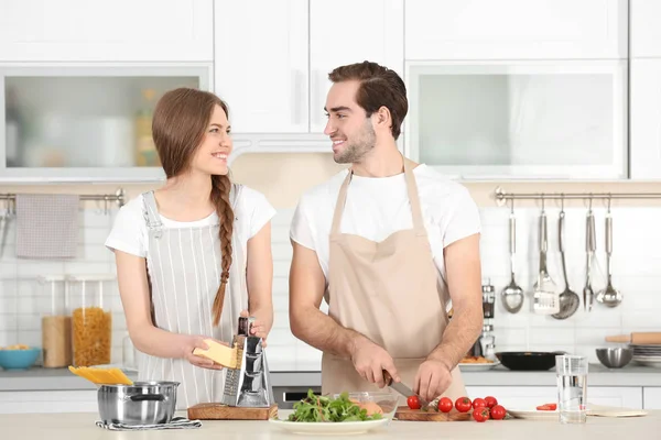 Молода пара готує макарони — стокове фото