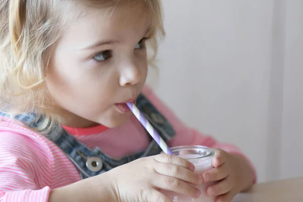 Menina bonito beber iogurte — Fotografia de Stock