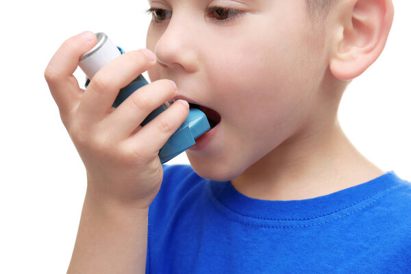 маленький мальчик с помощью небулайзера
