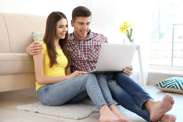 Casal jovem com laptop — Fotografia de Stock